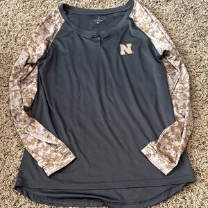Colosseum Nebraska HuskersWomen's Long Sleeve Tee with Gray and Tan Design